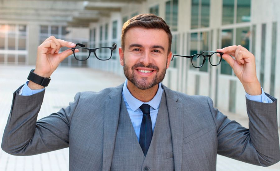 Abbildung Mann mit 2 Brillen zum Mehrbrillen-Angebot