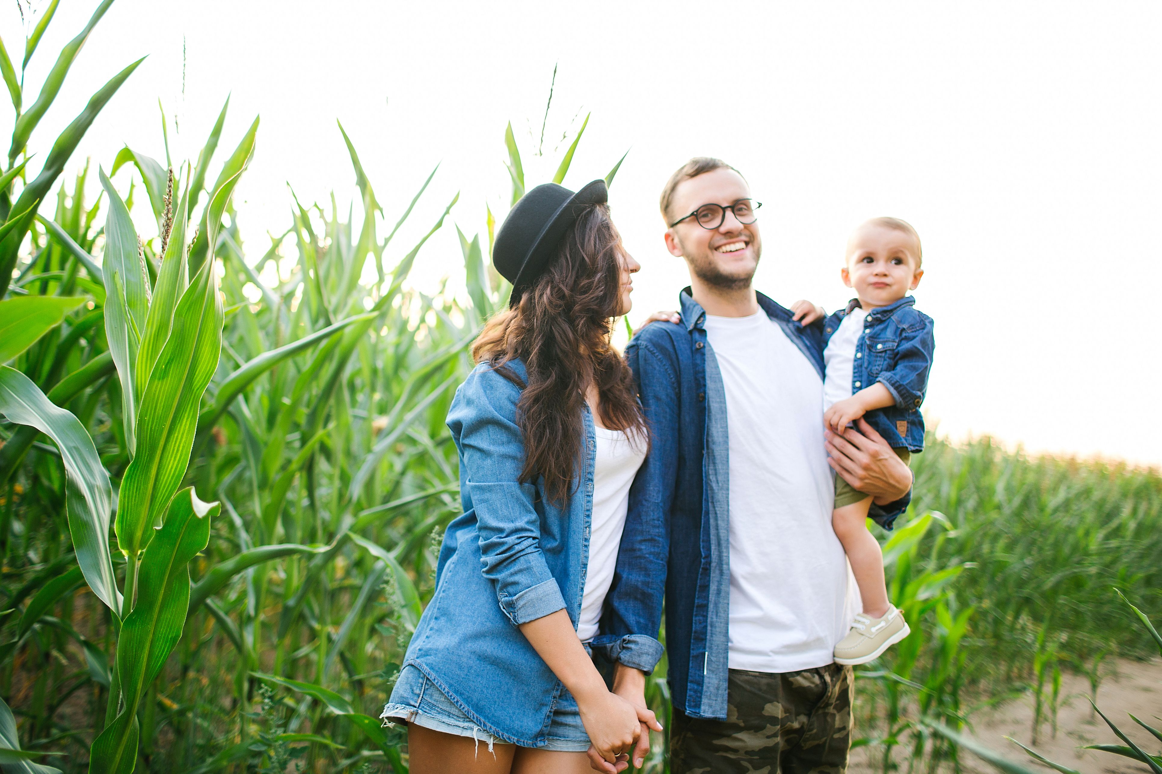 Familie vor Maisfeld für Umweltschutz