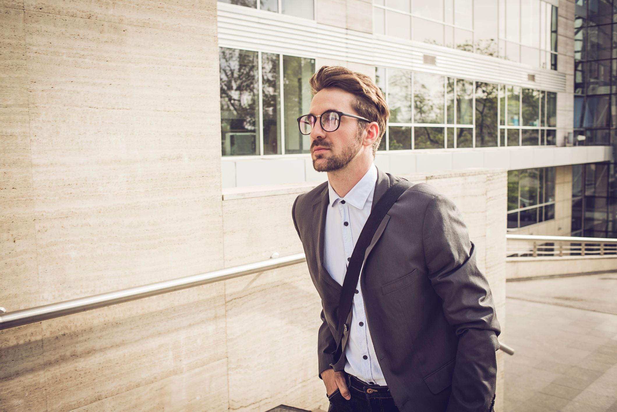 junger Geschäftsmann vor Bürogebäude